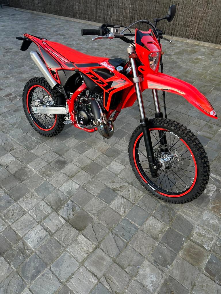 Nieuwe beta 50 rr aan topprijs, Fietsen en Brommers, Ophalen, 6 versnellingen, Zo goed als nieuw, 50 cc
