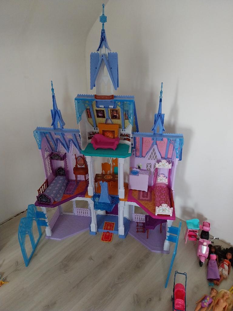 Château Reine des neiges + Barbies et accessoires, Ophalen, Gebruikt, Pop