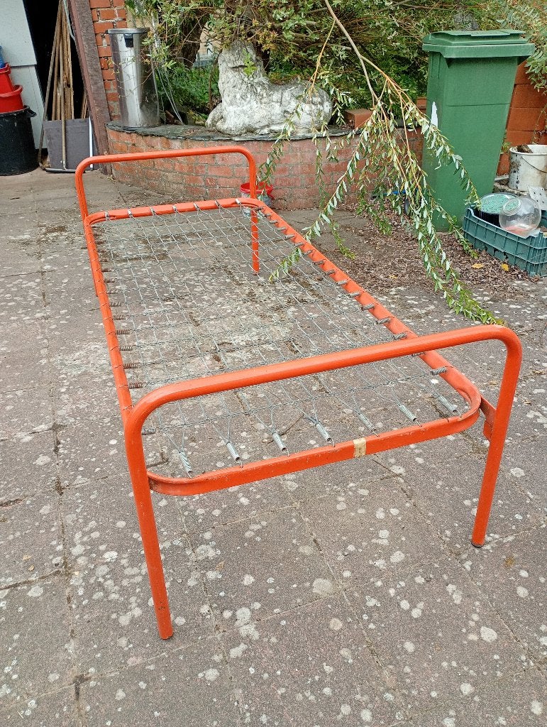 Industrieel design metalen eenpersoons bed 70s rood, Huis en Inrichting, Ophalen, Gebruikt, 90 cm, Eenpersoons