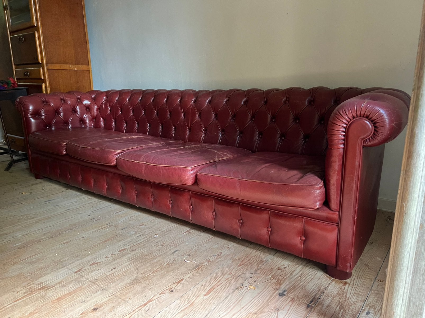 Vintage vierzit Chesterfield zetel, Ophalen, Gebruikt, Leer, Rechte bank