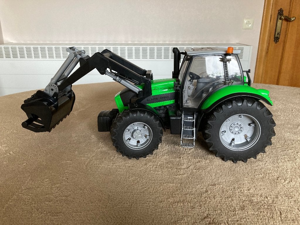 Bruder grote tractor met voorlader Deutz Fahr  L=46 cm, Enlèvement ou Envoi, Comme neuf