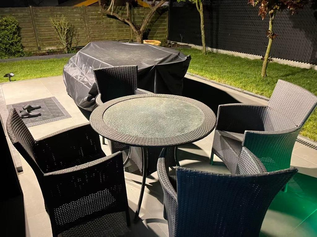 Tuintafel met 4 stoelen, Ophalen, 4 zitplaatsen, Kunststof, Gebruikt