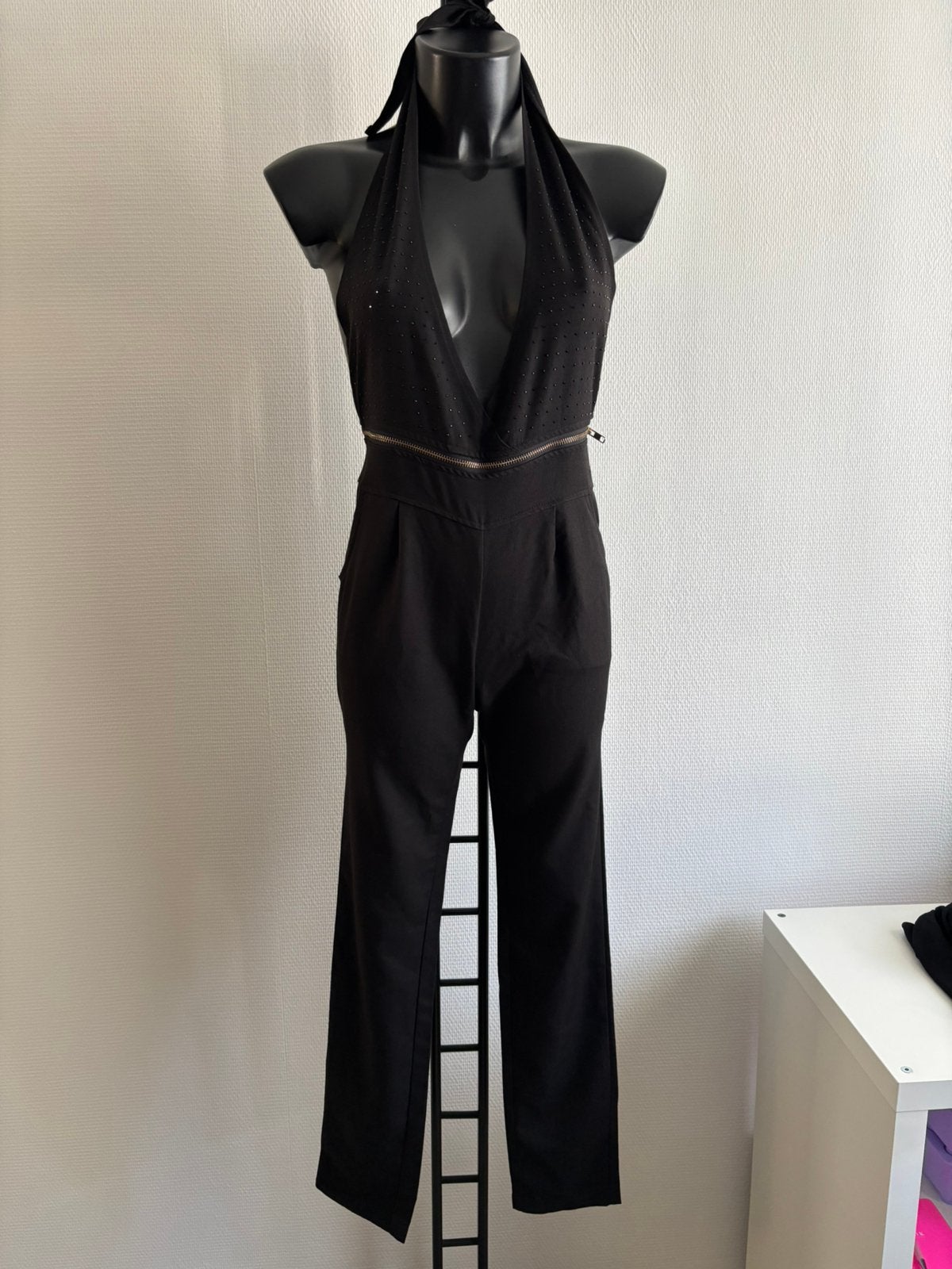 Nieuwe zwarte halterjumpsuit, Kleding | Dames, Jumpsuits, Ophalen of Verzenden, Nieuw, Maat 38/40 (M), Zwart
