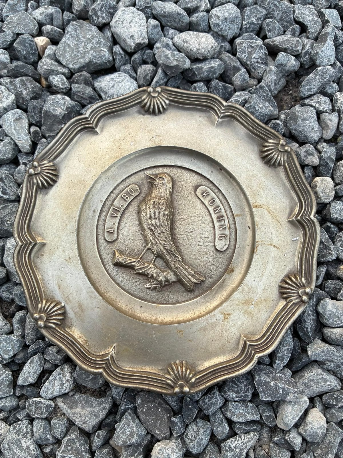 Vintage tinnen sierbord met vogelmotief – A.VI.BO Koning, Antiek en Kunst, Antiek | Overige Antiek, Ophalen