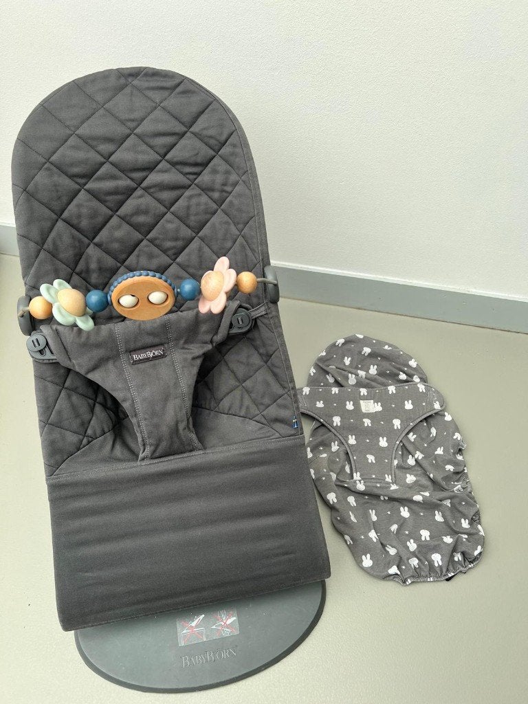 Babybjorn Bliss wipper/relax met speelboog en hoes, Kinderen en Baby's, Wipstoel, Met gordel(s) of riempje(s), Zo goed als nieuw
