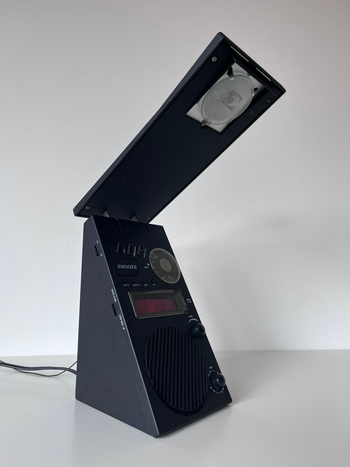 Design wekkerradio met geïntegreerde halogeen leeslamp, Antiek en Kunst, Ophalen of Verzenden