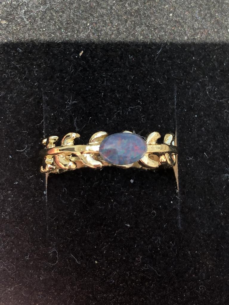 Goudkleurige ring handgemaakt Opaal triplet maat 15., Nieuw, Ophalen of Verzenden, Kleiner dan 17, Goud