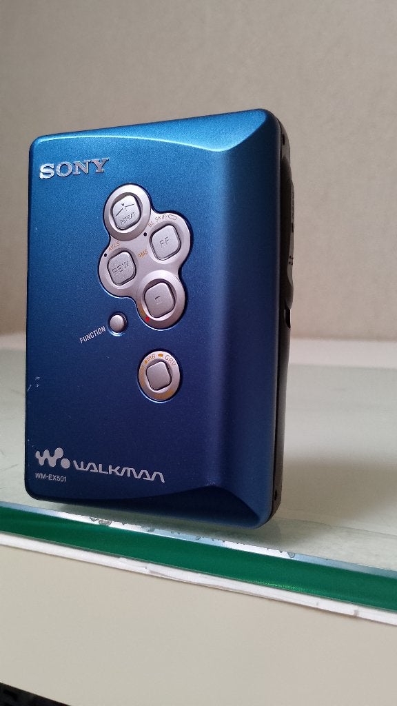 Walkman Sony WM-EX 501 + écouteurs Sony., Enlèvement ou Envoi, Walkman ou Baladeur