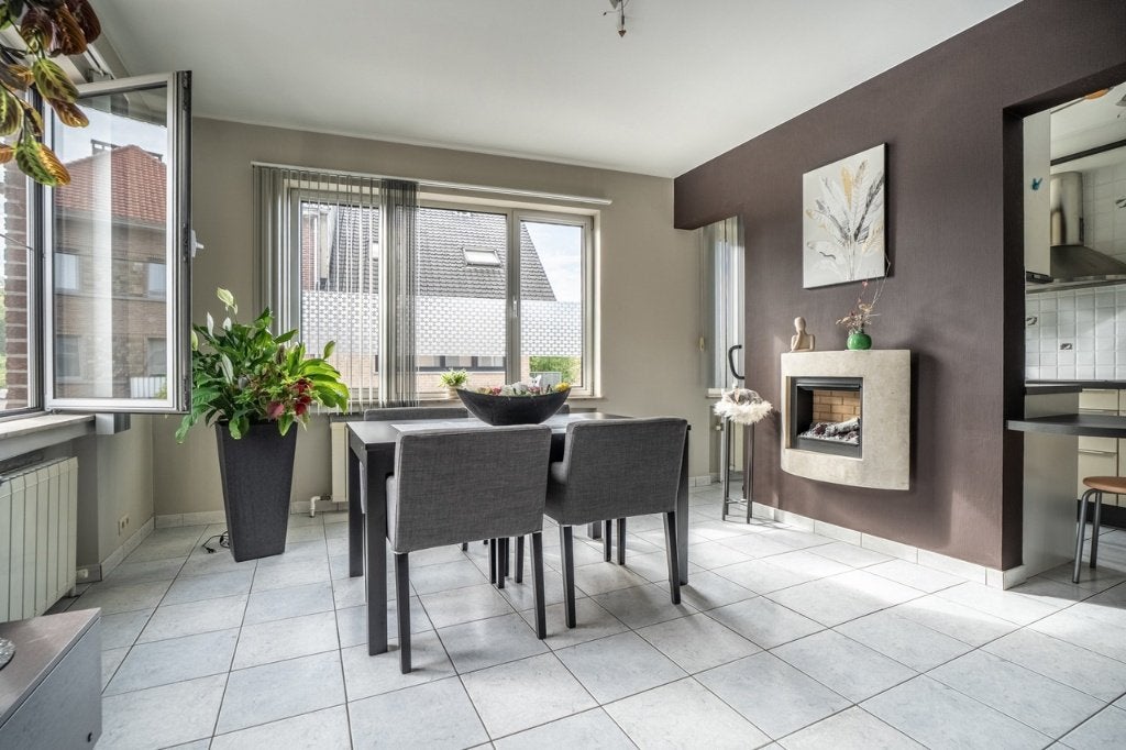 Appartement gerenoveerd, 2 slpk, 2 garage, kelder, terras, Tot 200 m², 2 kamers, Sint-Pieters-Leeuw, 160 kWh/m²/jaar