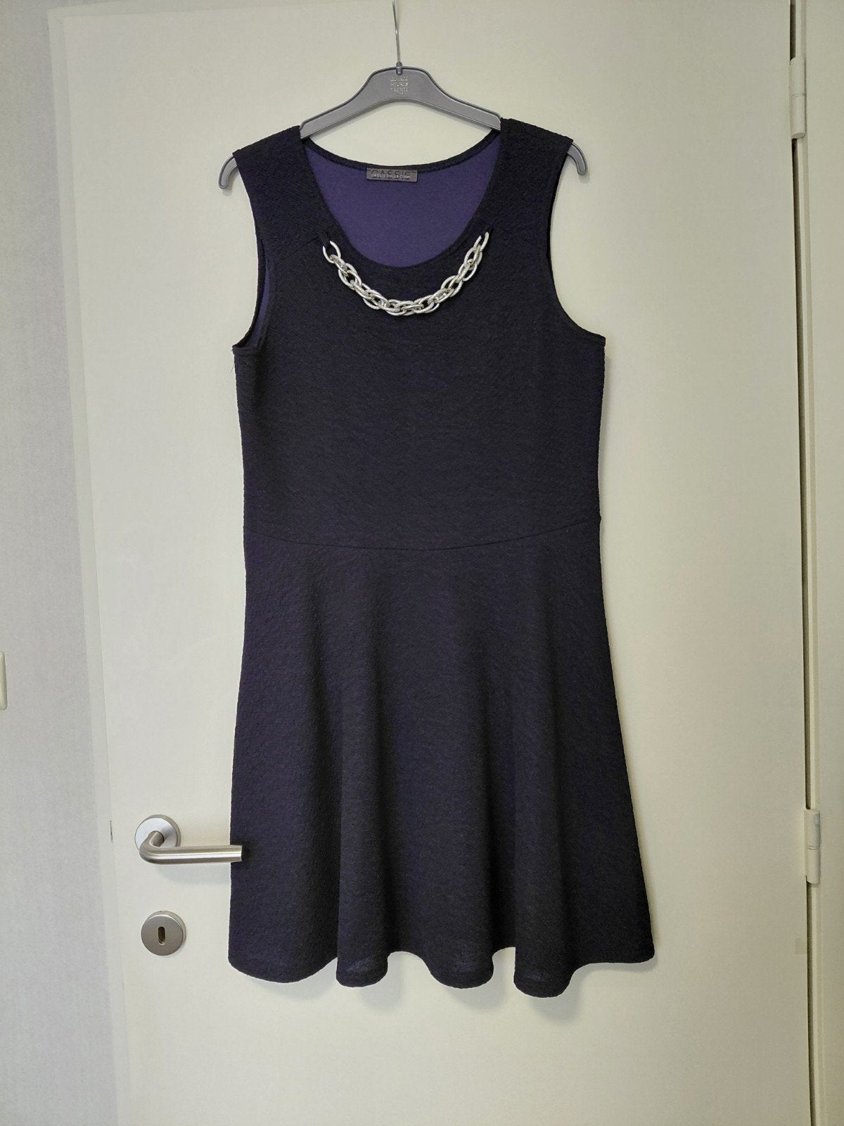 Donkerblauw jurk Cassis maat L travelstof met ketting, Ophalen of Verzenden, Maat 42/44 (L)