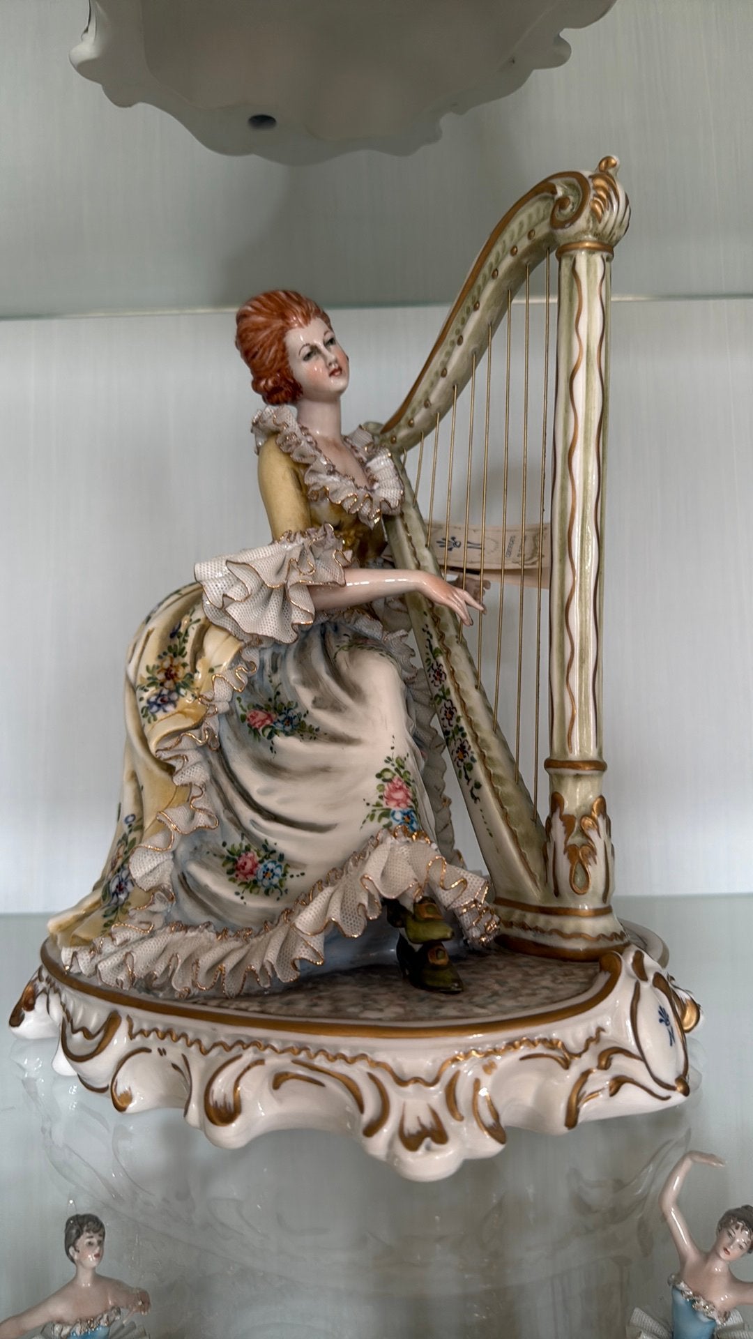 Porcelaine G. Cortese (Capodimonte) femme avec harpe, Enlèvement