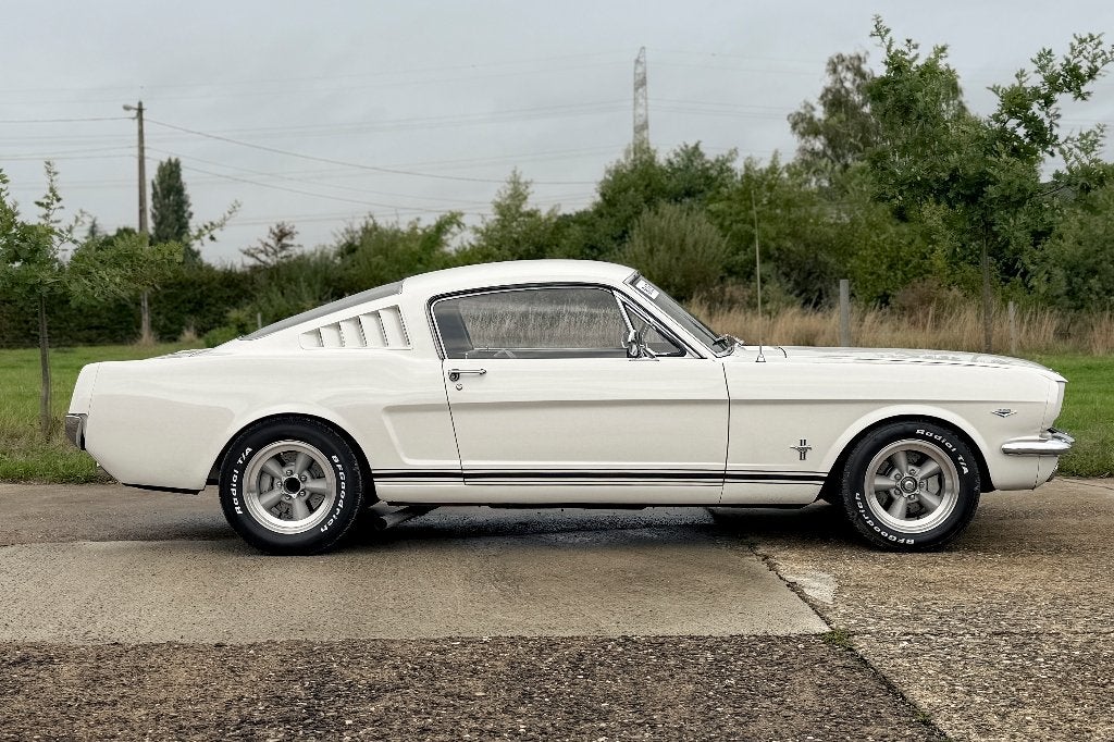 Ford Mustang Fastback 1965, Auto's, 4 zetels, Achterwielaandrijving, Wit, Handgeschakeld