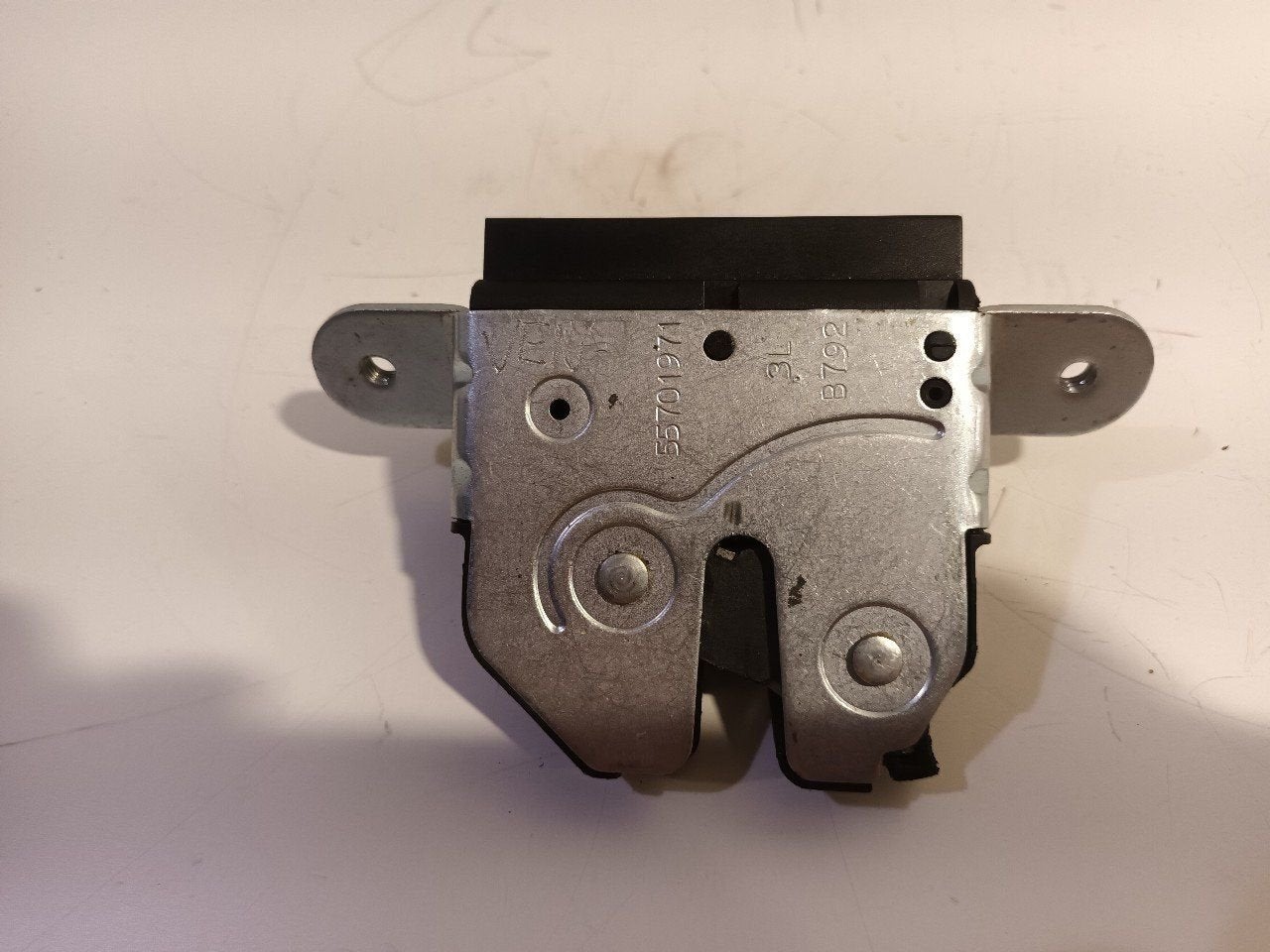 Slot mechaniek kofferdeksel achterklep elektrisch Fiat 500, Onderdelen@venauto.nl, Van der Ven Autorecycling B.V., Ettenseweg 76, 4706 PB Roosendaal, The Netherlands