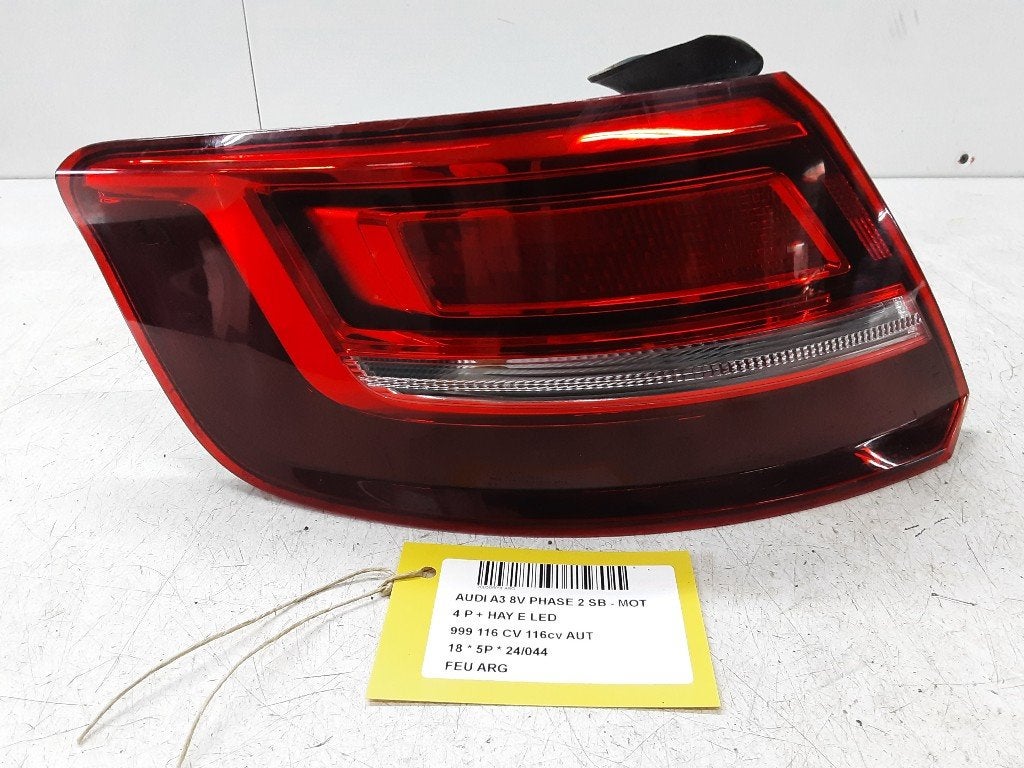 FEU ARRIÈRE GAUCHE A3 Sportback (8VA / 8VF) (8V4945069), Auto-Union-Straße  1,
85057  Ingolstadt, DE, Info@audi.de, Audi, Utilisé
