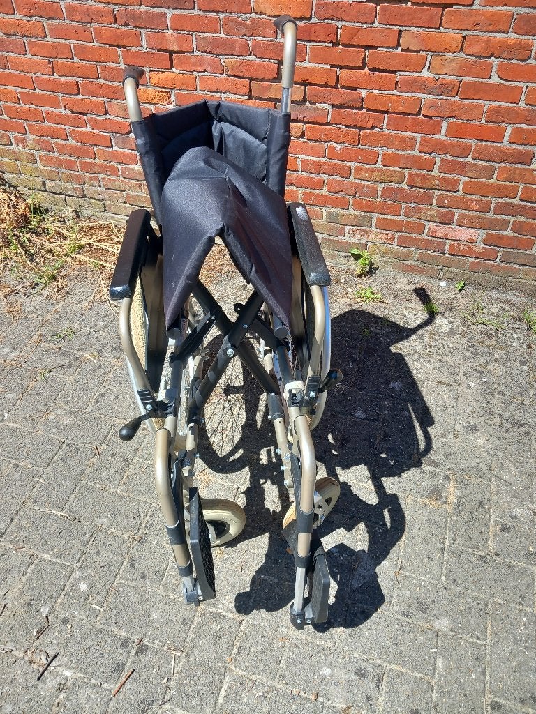 Fauteuil roulant PLIABLE avec repose-pieds, Enlèvement, Pliant, Utilisé, Fauteuil roulant manuel