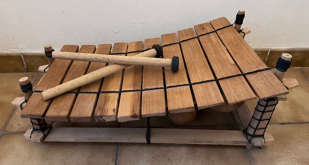 Balafon/Xylofoonhout - 10 kalebassen - nieuwstaat (63x32cm), Muziek en Instrumenten, Percussie, Ophalen, Zo goed als nieuw, Melodische percussie