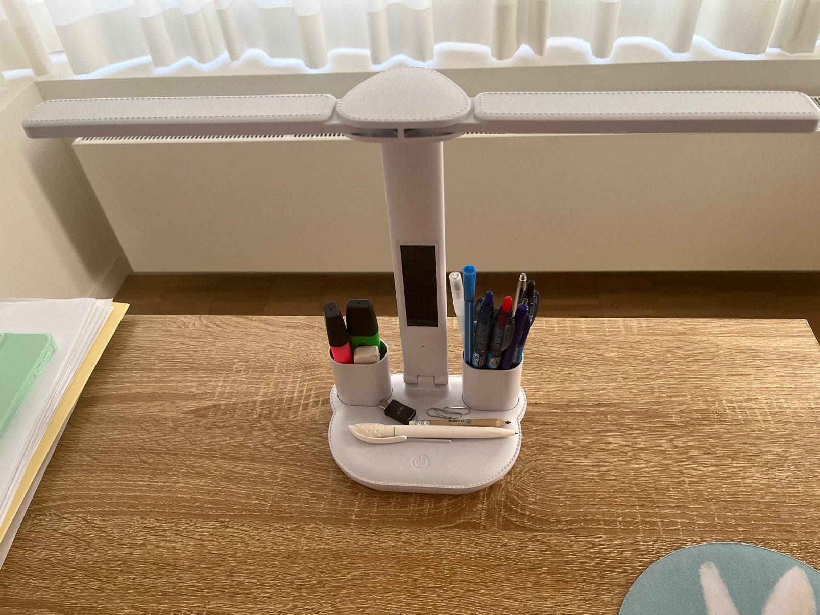 LED Desk Lamp with Clock & Pen Holders – Like New, Huis en Inrichting, Lampen | Tafellampen, Ophalen, Zo goed als nieuw, Design