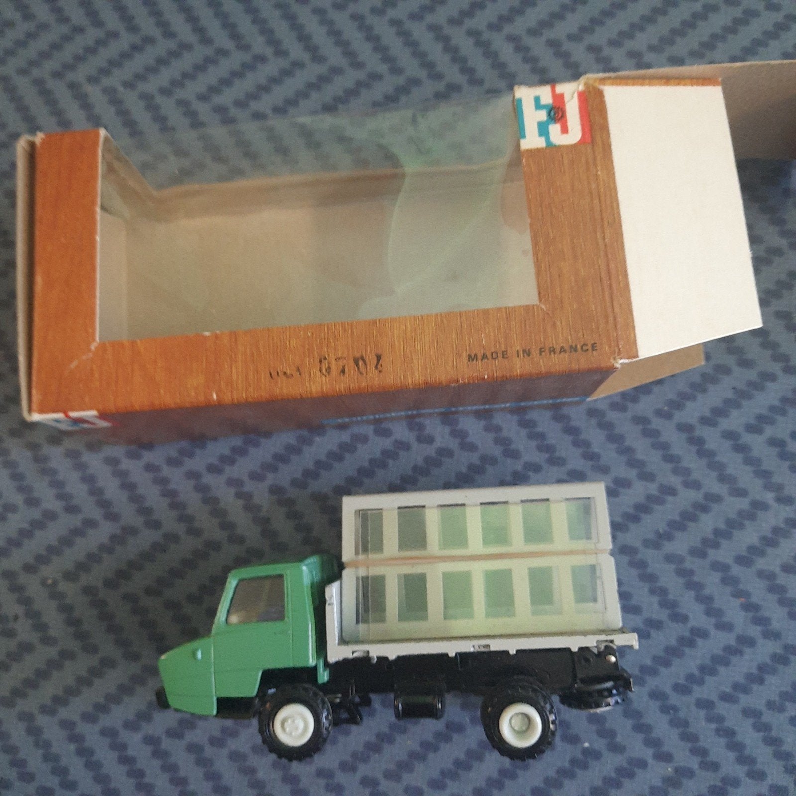 FJ = FRANCE JOUETS *ENV. 1:60 *VERRIER BERLIET STRADAIR *VIN, Hobby & Loisirs créatifs, Voitures miniatures | 1:50, Neuf, Bus ou Camion
