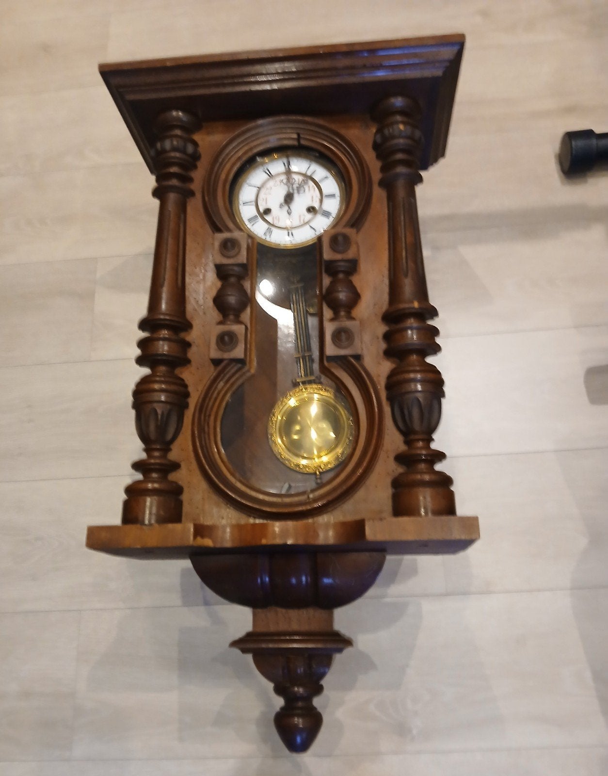 pendule en bois, Enlèvement
