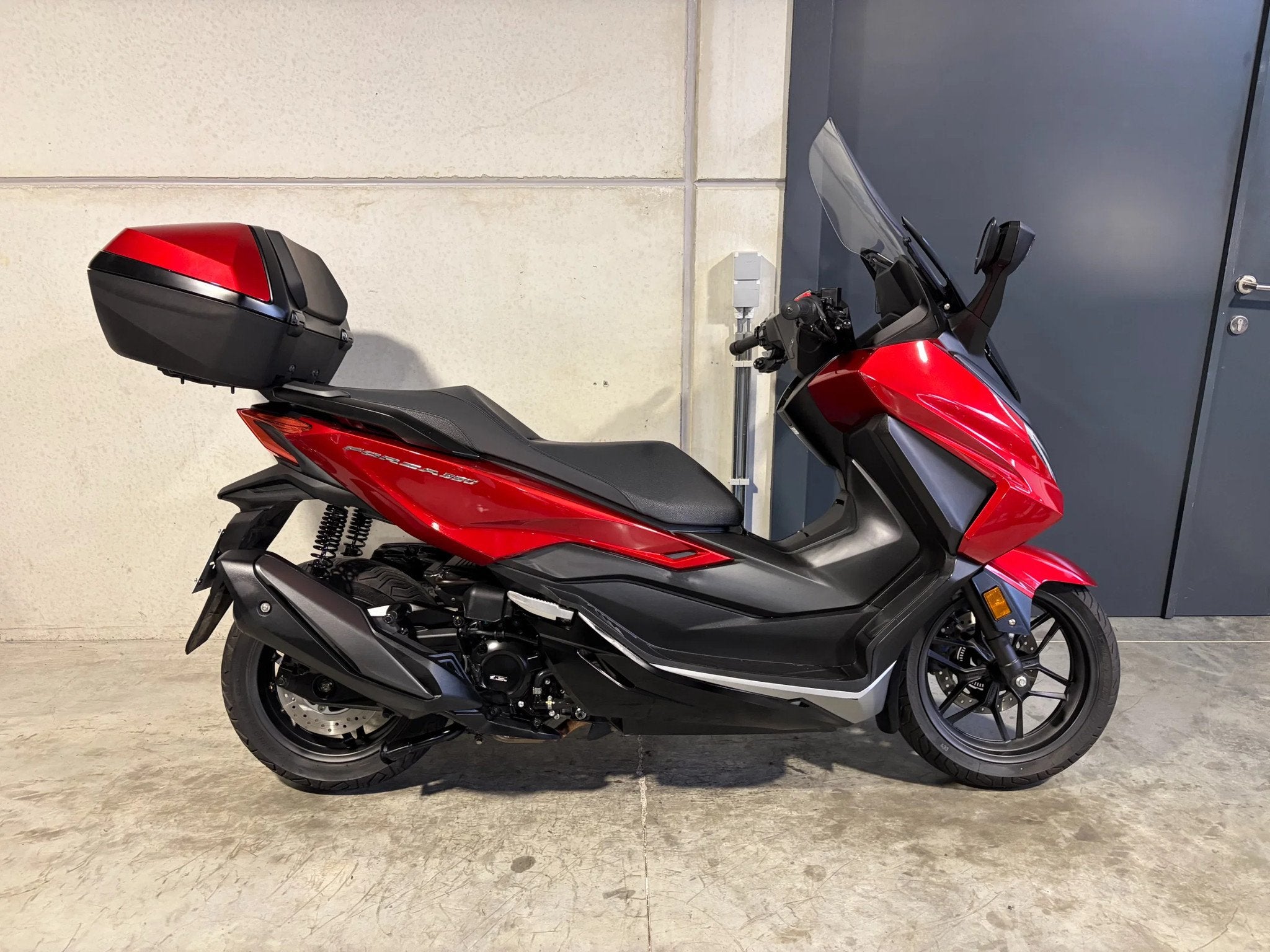 Honda Forza 350 luxescooter met keyless en topcase (BTW moto, 350 cm³, Scooter, Entreprise, 12 à 35 kW