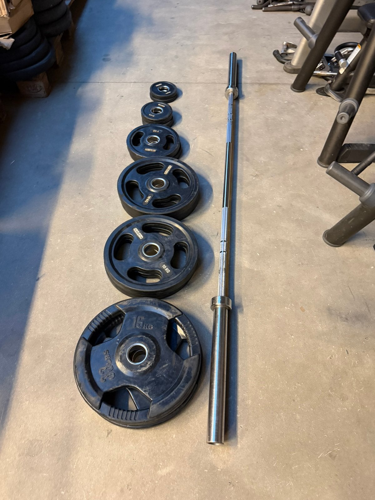 87,5kg Rubberen Gewichten + Olympische Barbell 220cm ,20kg, Ophalen, Gebruikt, Halterschijven