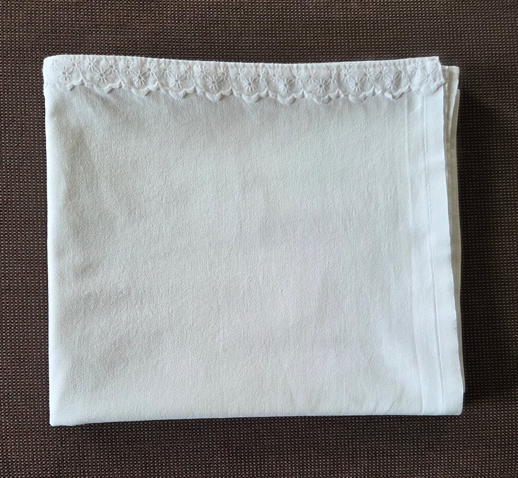 Wit lakentje met kantje voor kinderbedje, 120 cm x 150 cm., Huis en Inrichting, Ophalen of Verzenden, Zo goed als nieuw, Katoen
