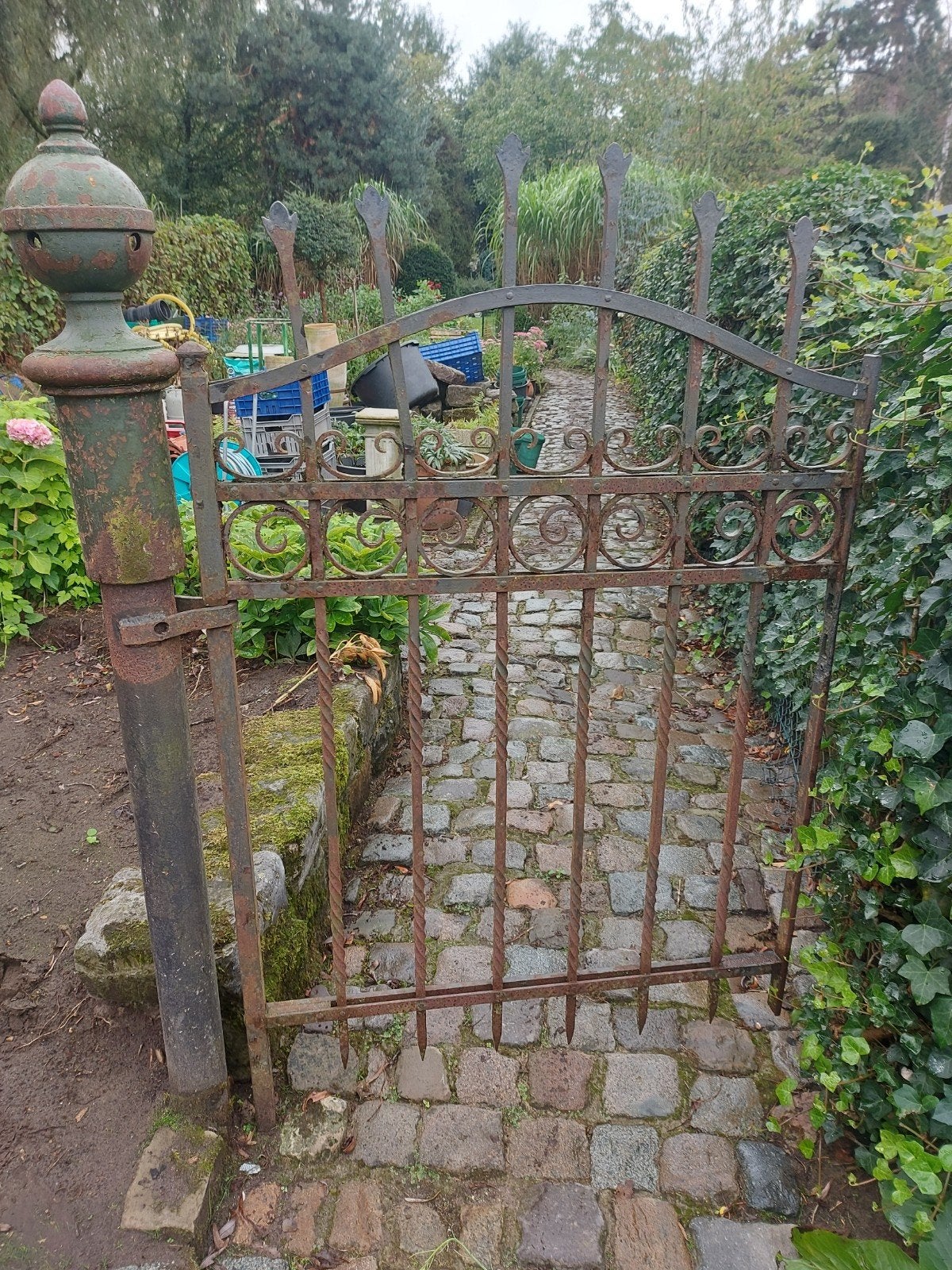 smeedijzeren  tuinpoort, Ophalen