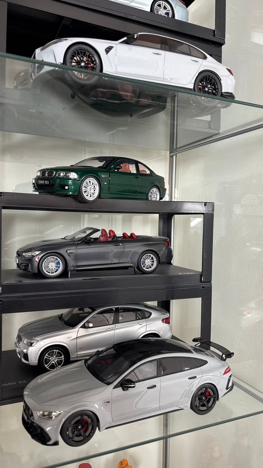 BMW 1:18 Schaalmodellen met kast en Mercedes (Modelauto’s), Ophalen, Zo goed als nieuw, Auto