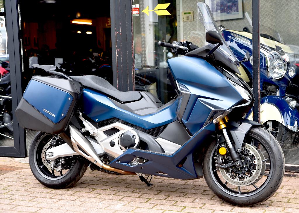 HONDA FORZA 750 ***MOTOVERTE.BE***, Motoren, 750 cc, Handvatverwarming, Scooter, Occasion