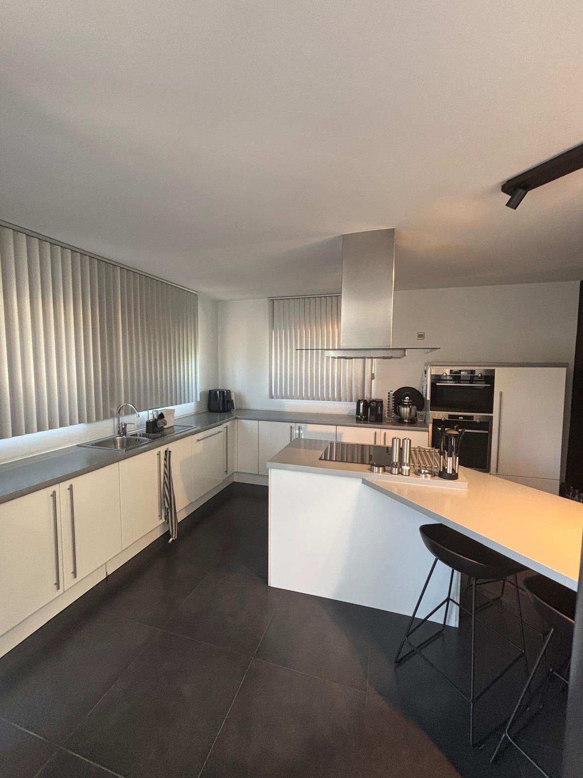 Keuken + Oven + Microgolfoven, Ophalen, Wit, Zo goed als nieuw, Met kookeiland