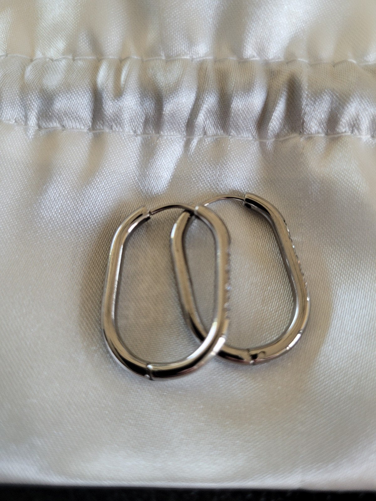 Ovale oorbellen met steentjes., Handtassen en Accessoires, Overige materialen, Hangers, Nieuw, Ophalen of Verzenden