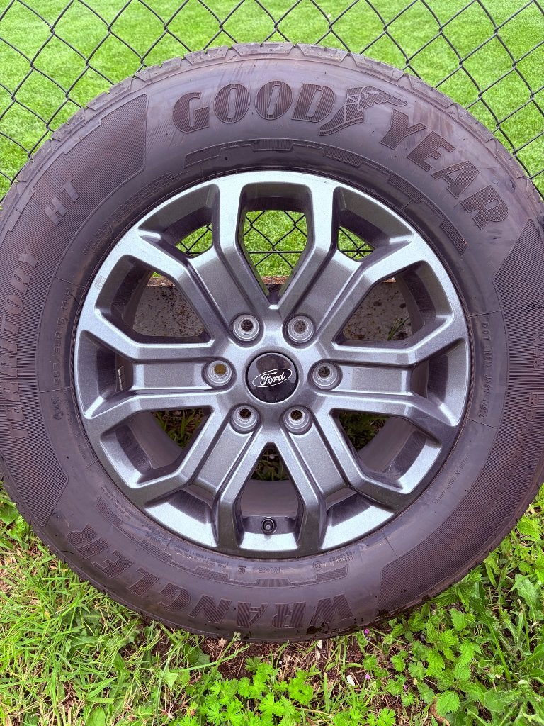 Originele Ford Ranger velgen + banden – zo goed als nieuw, Ophalen, 18 inch, 255 mm, Banden en Velgen