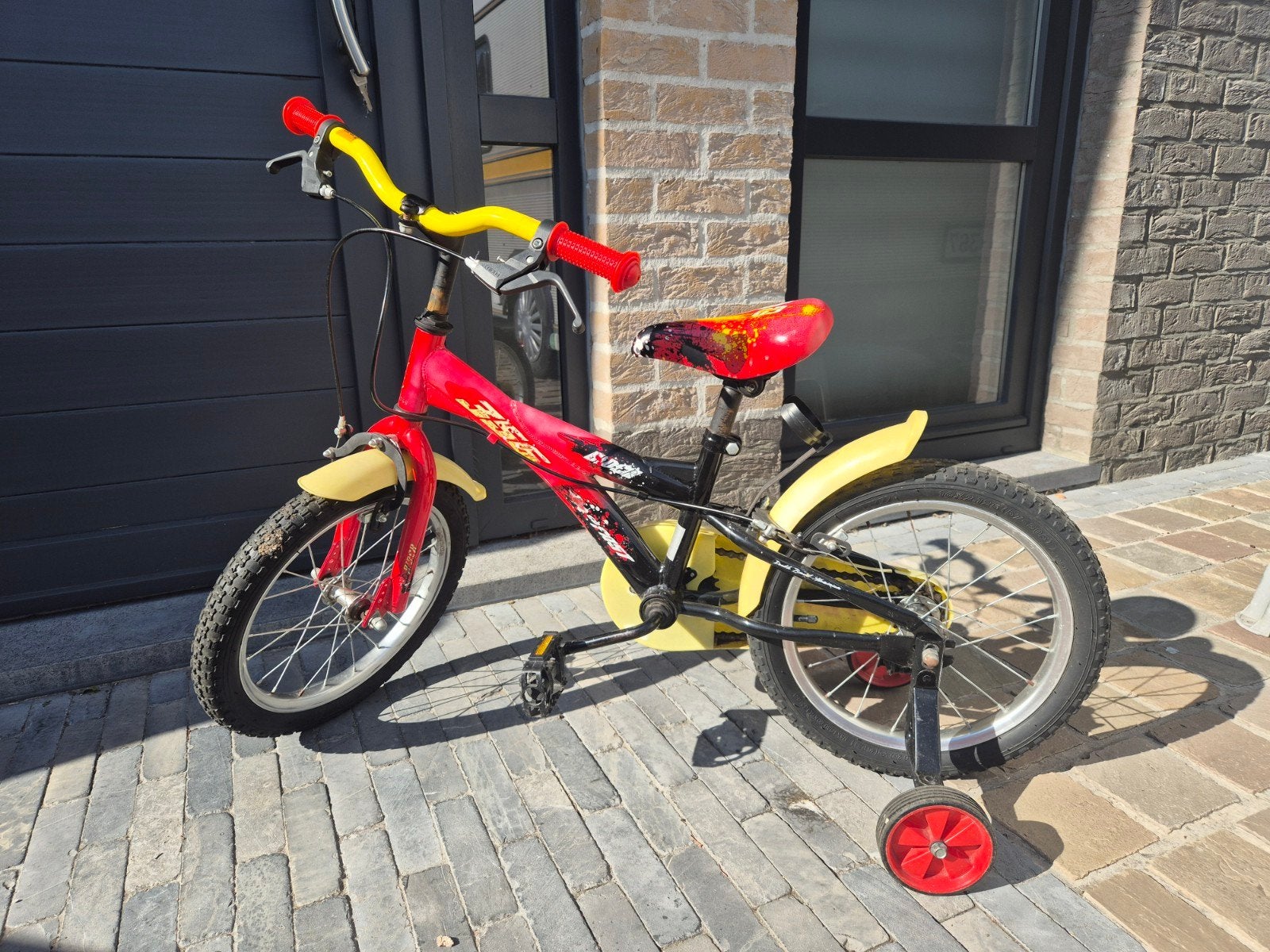 Jongensfiets met zijwieltjes 16 inch, Fietsen en Brommers, Ophalen