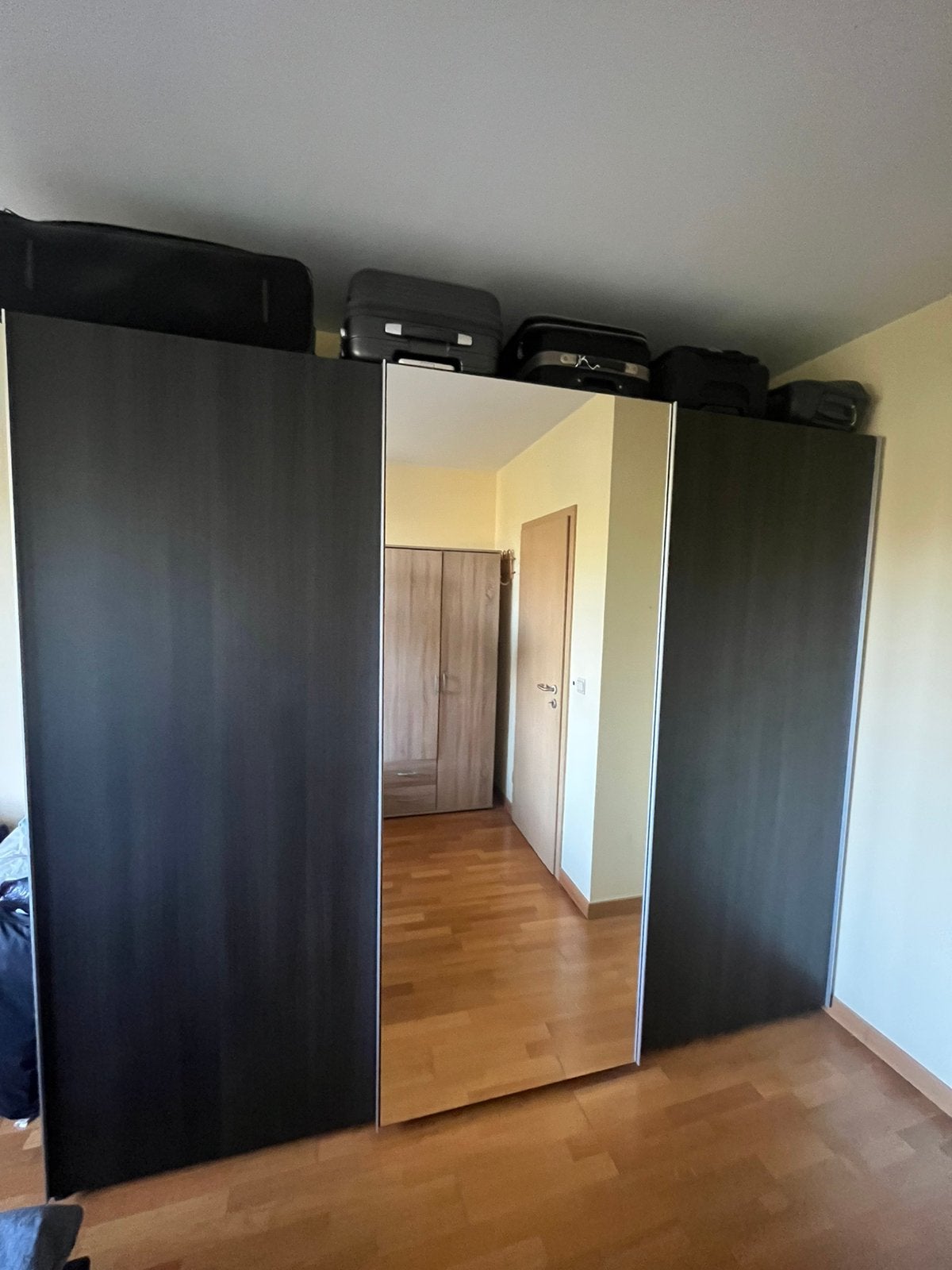 Grande garde-robe/armoire portes coulissantes miroir central, Maison & Meubles, 200 cm ou plus, Comme neuf, Enlèvement, 200 cm ou plus