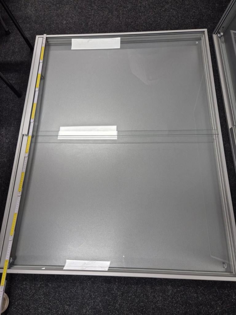 Vitrinekast display kast aanhangbord, Ophalen
