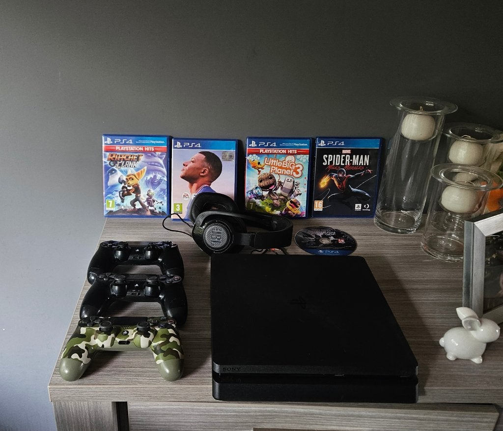 PS4 Slim 500 Go – 3 manettes + 5 jeux + casque – Lot complet, 500 GB, Enlèvement ou Envoi, Avec 3 manettes ou plus, Utilisé