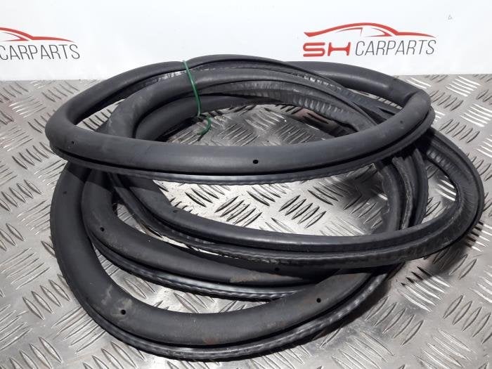 Portierrubber 4Deurs rechts-achter van een Volkswagen Touran, Gebruikt, -, Volkswagen, -