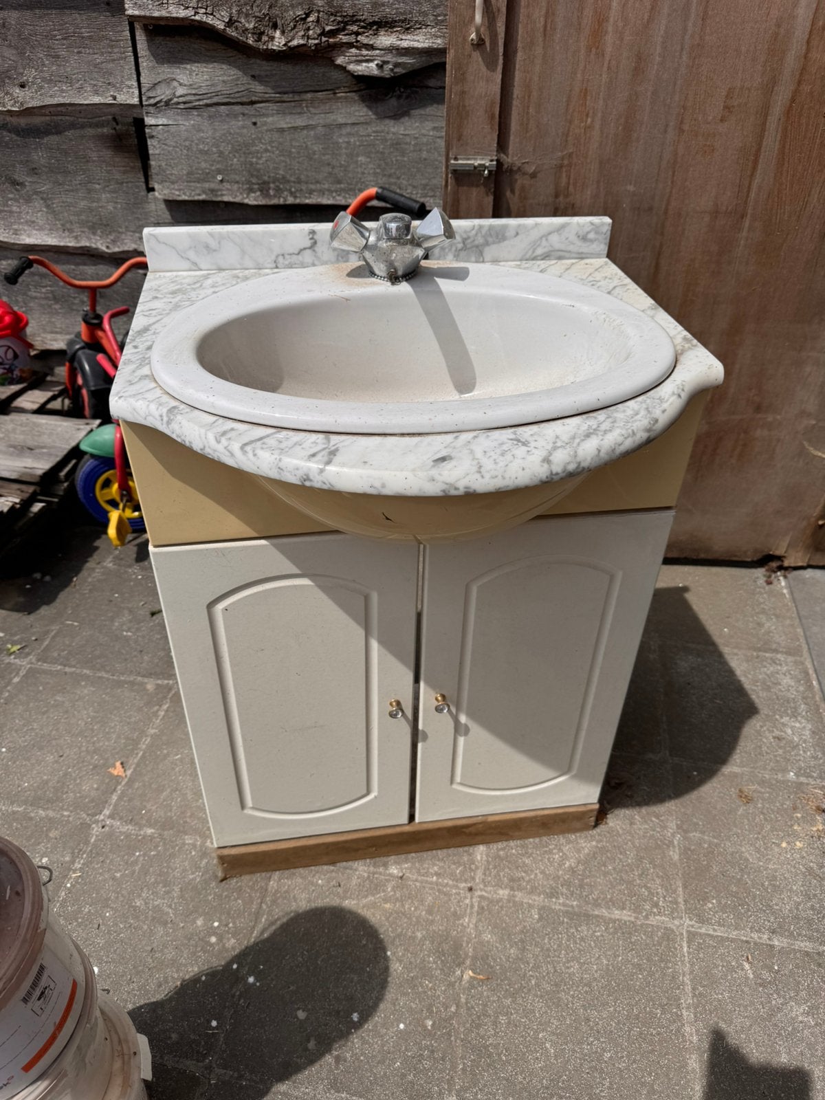Badkamer kast met lavabo en kraan en legplank, Huis en Inrichting, Ophalen, Zo goed als nieuw