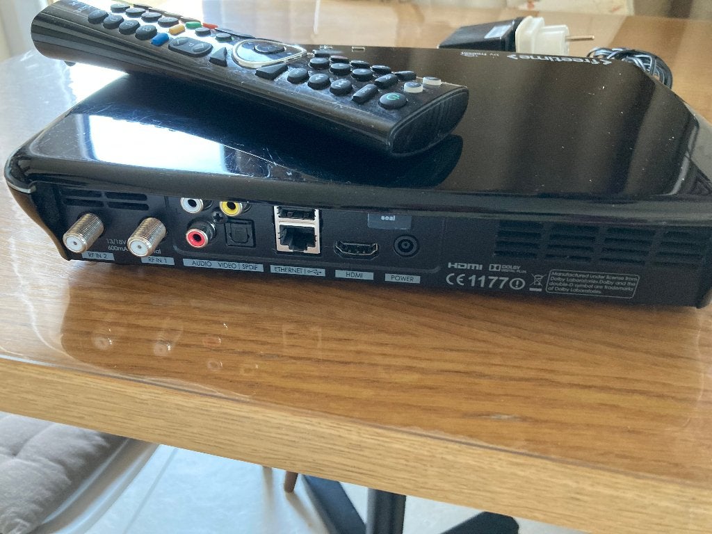 Bekijkt alle Engelse tv zenders gratis via deze freesat box, TV, Hi-fi & Vidéo, Enlèvement, Comme neuf, Antenne (parabolique)
