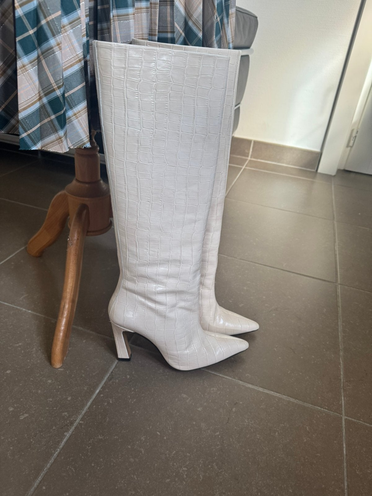 Essentiel Antwerp – Witte laarzen met krokodillenstructuur, Kleding | Dames, Ophalen of Verzenden, Zo goed als nieuw