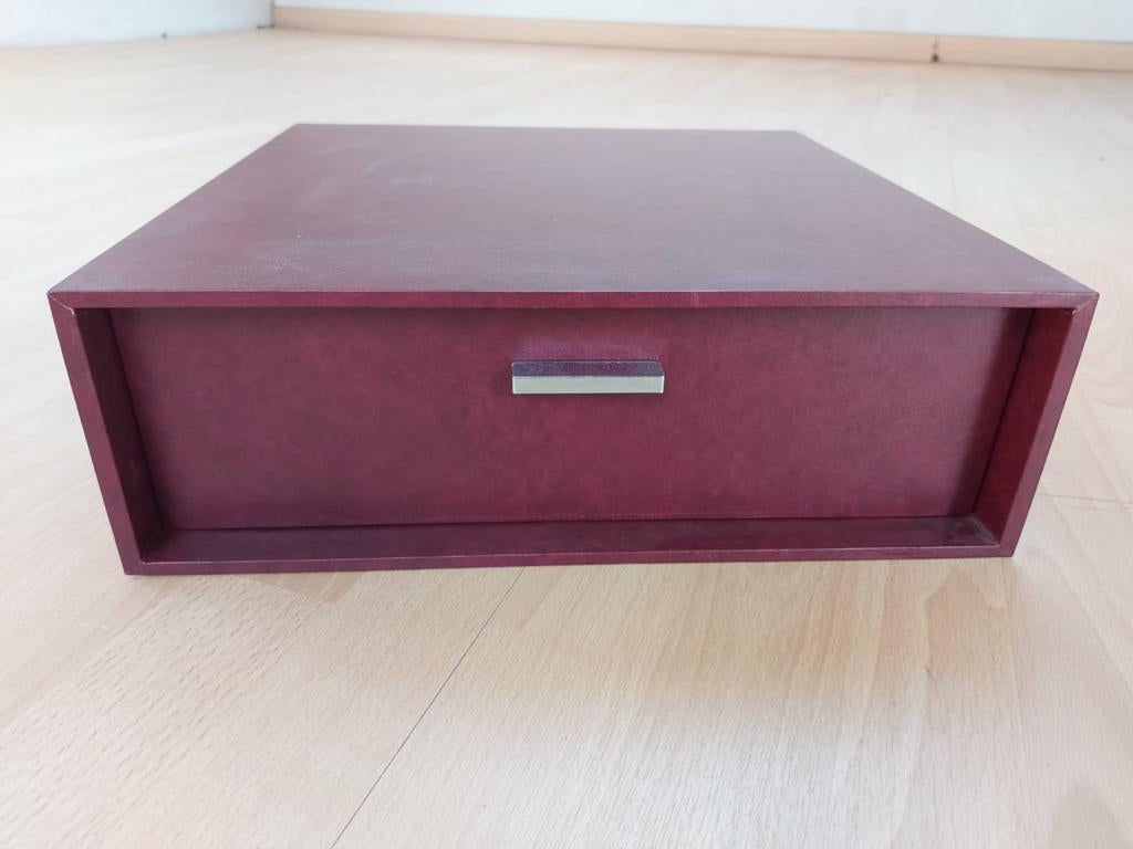 Rangement sous assiettes