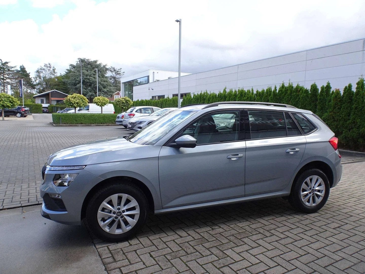 Skoda Kamiq NIEUW - 1.0TSi fabrieksgarantie 3/2031 - VIRTUAL, Autos, Argent ou Gris, Achat, Phares entièrement LED, Boîte manuelle