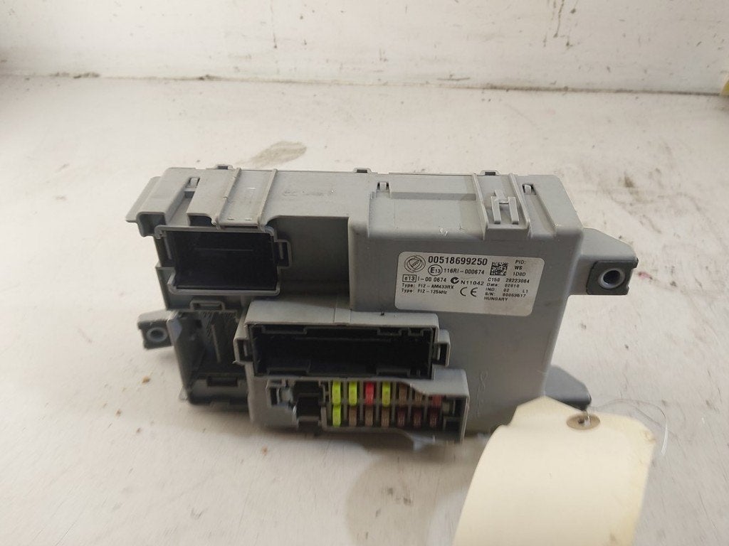 BOITIER FUSIBLES Fiat Punto Evo (199) (07-2008/02-2012), Utilisé, Fiat, Lisa.Scalzo@aptiv.com, Aptiv PLC