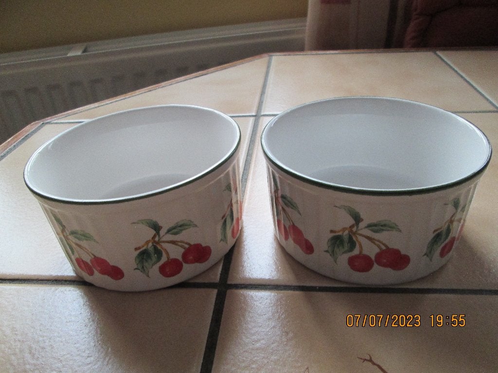 Plats (2) vintage blancs avec cerises, Vintage, Comme neuf, Céramique, Enlèvement
