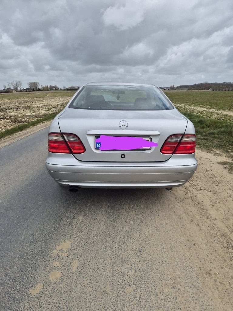 Mercedes CLK-Klasse goede staat (sleutelprobleem), Autos, Mercedes-Benz, Argent ou Gris, Achat, Boîte manuelle, Noir