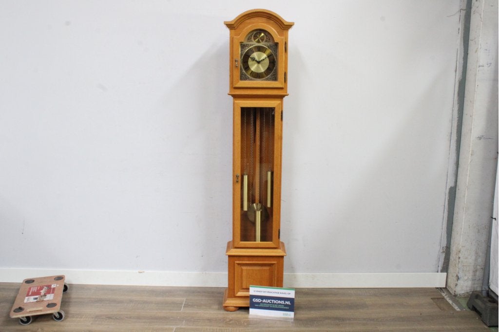 Staande klok met houten kast
