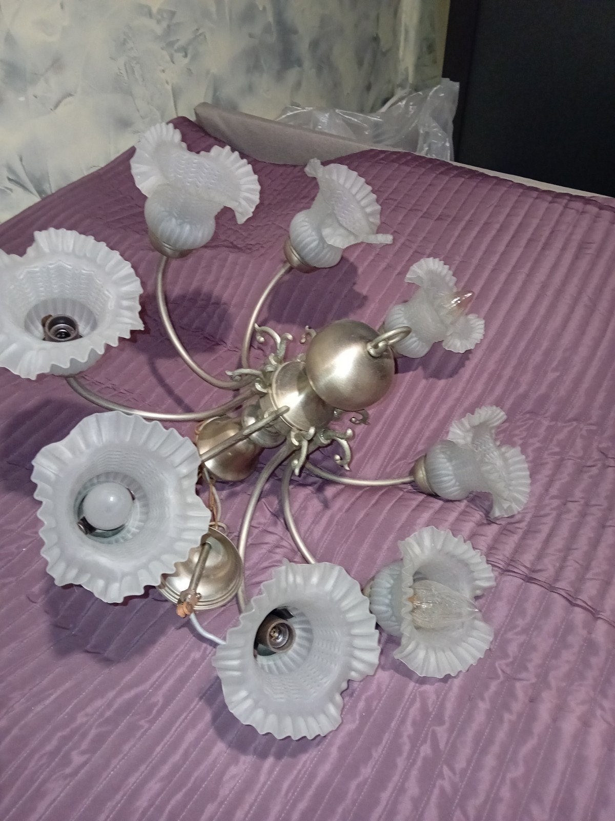 Mooie luster met 8 lichtpunten - kapjes in melkglas, Huis en Inrichting, Ophalen