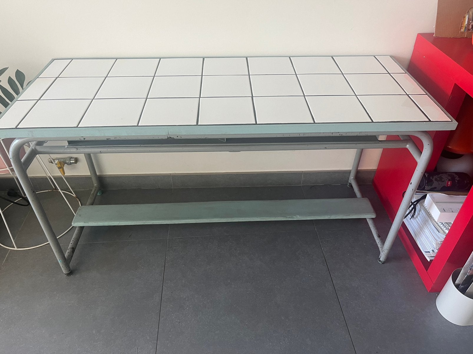 Vintage stalen schooltafel met een wit betegeld bovenblad, Ophalen, Gebruikt, Vintage, 49 cm