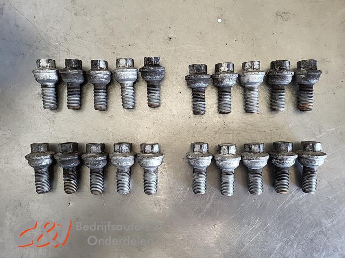 Kit boulons de roue d'un Mercedes Vito, Autos : Pièces & Accessoires, 3 mois de garantie, Utilisé, -, -
