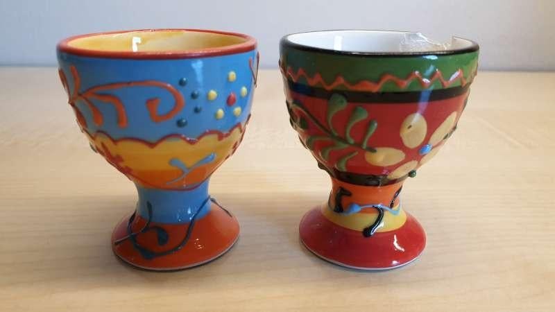 2 eierdopjes, beschilderd, 1 beetje beschadigd, hoogte 5,5cm, Ophalen